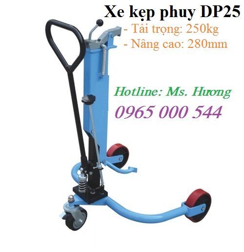 Xe di chuyển và quay đổ phuy